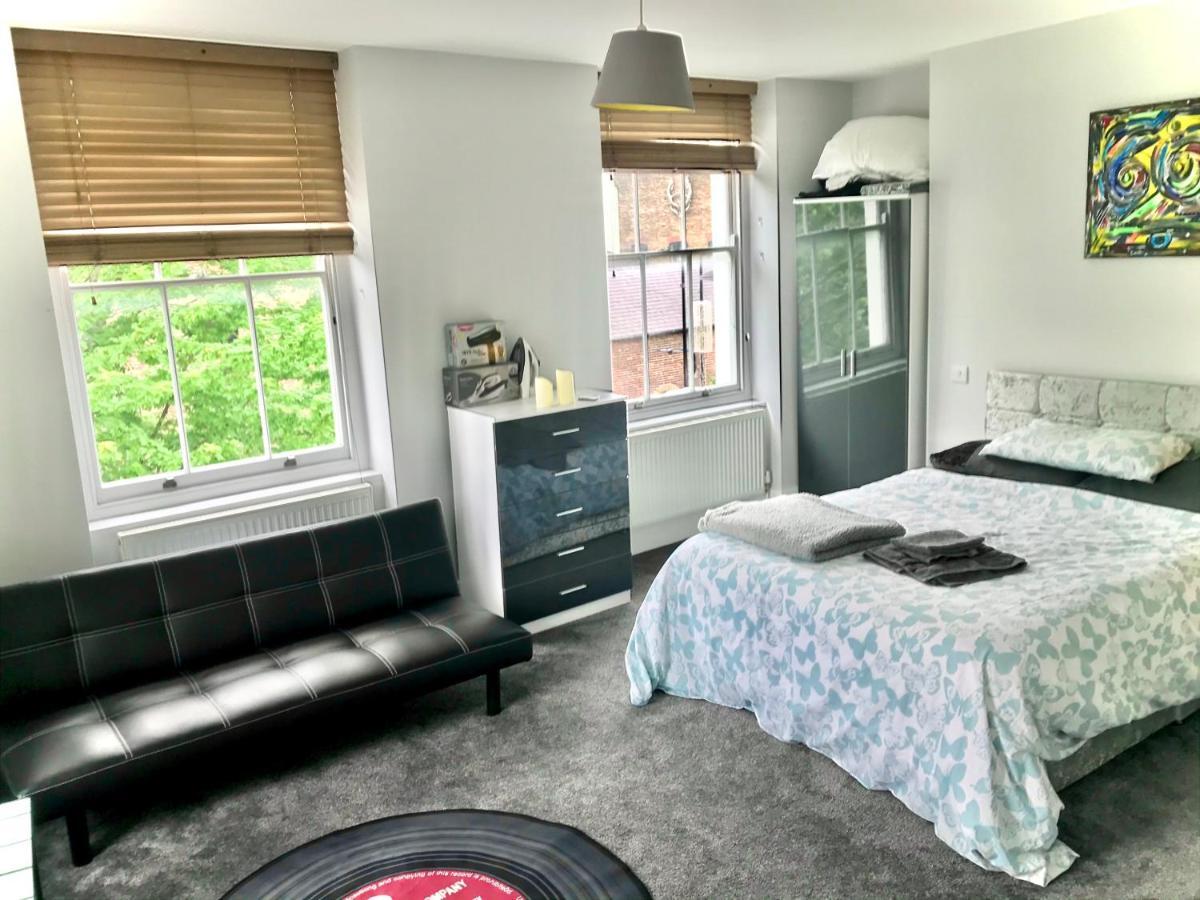 Camden Guest House Double Bedroom With Super Large King Bed London Exterior photo